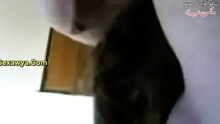 فتاة مثيرة بجسم كريمي تبلع قضيب جارها بعمق