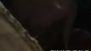 عاهرة ناضجة تأخذ قضيبين بقوة