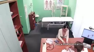 نيك داخلي في المستشفى طبيب ينيك مريضة راضية على الكاميرا