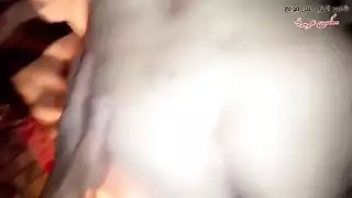 جلسة جماع عنيفة تنتهي بقذف السائل المنوي في مهبلها الضيق المبلل
