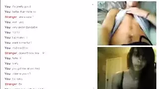 تفتح ساقيها من أجل قذف داخلي ضخم