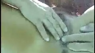 الثعلبة السمراء تستمتع بعملية جماع جماعي عنيف في مقطع إباحي