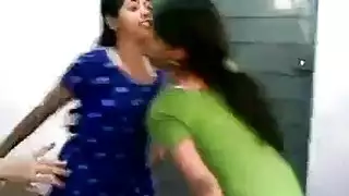 الفحص الطبي يتحول إلى علاقة جنسية ثلاثية مع الممرضة