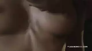 سامية السمراء الشهوانية تمارس الجنس مع مهبلها الضيق بعنف باستخدام دسار