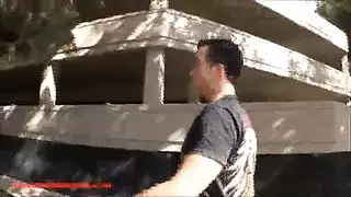 فتاة مثيرة تتوسل لقضيب قاسٍ