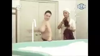 السحاقيات الممتلئات أولغا وسابينا يخلعن ملابسهما للعب مهبلي مكثف