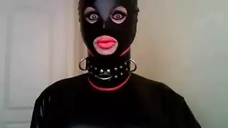 فتاة سمراء في حركات bdsm صريحة وعمق الحلق