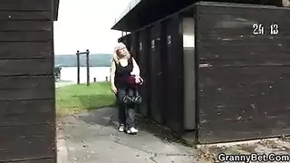 جنس شرجي مزدوج مع عاهرتين سمينتين
