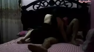 الزوجان العربي رجب وزوجته كبيرة المؤخرة في مشهد إباحي صريح