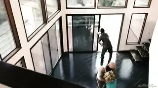 الفاتنة الشقراء تتعرض لجنس عنيف من متسللين بينما الزوج يستمني