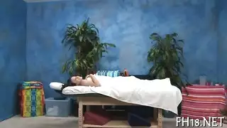 تدليك شهواني يتحول إلى إثارة للثدي والمهبل بأيدي خشنة