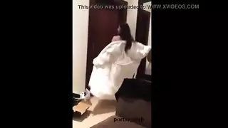 شاب خليجي يستعرض لفتاة عارية شابة جميلة