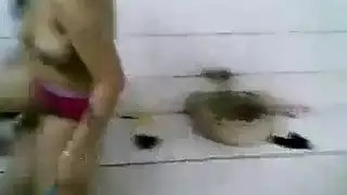 سحاق ثلاثي مثير في حمام عام مع حارسات مغربيات