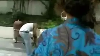 عامل صيانة ضخم يمارس الجنس مع وجهي ويملأ مهبلي