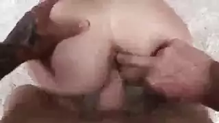 تدفع فخذيها على قضيبه قبل أن يتناوب الكلبان على فرجها