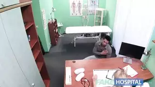 طبيبة في الشبق تمص قضيب المريض ثم تركب عليه