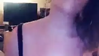 يدخل زبه بين بزازها الكبار الملبنة و ينيك صدرها نيكة رائعة