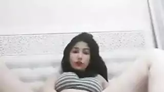 مغربية مثيرة تئن بصوت عال وهي تبلع زبًا كبيرًا بعمق