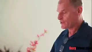 أشقاء مستثارون بملابس النوم يقلدون حركات الأفلام الإباحية