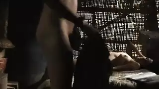 سمسم واحد في كيسها والتاني في طيزها