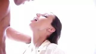 امرأة مثيرة تتحكم في أوضاع جنسية مكثفة