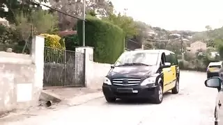 سائق مثار يمارس الجنس بقوة مع فرج فتاة سمراء ضيق