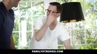 رغبات الأشقاء: يأخذ عذريتها