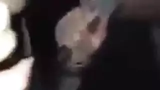 تحرش في حمام عام: يمسكها وينكها بقوة