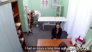 فتاة مستشفى تدلك مهبلها المبلل على وجه رجل مريض