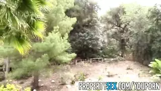 شقراء عاهرة تتخصص في مص عميق للحلق