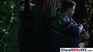 زيارة متسللة لغرفة النوم تتحول لجلسة جنسية صريحة مع قريبة