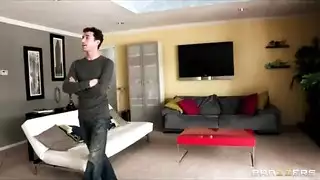 سيدة ناضجة خبيرة في مص القضيب بعمق في فيلم إباحي