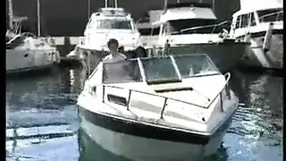 فتاة جنوب آسيوية تأخذ قضيبًا في قارب، تنتهي بقذف فوضوي على الوجه