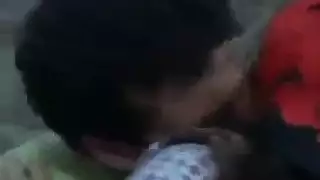 قبلات حاره وتقفيش في الصدري وفشخ