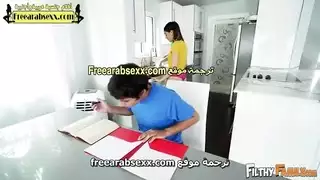 زوجة ابوه واخته غير الشقيقة يريدون زبره الكبير