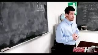 اكتشاف العاهرة المراهقة: القضيب الضخم في بنطال المعلم