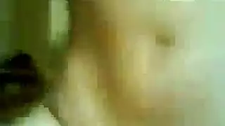عراقي تلعب بصدره