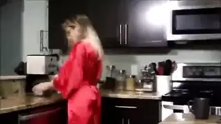 لقاء مطبخي جريء مع أم ممتلئة الجسم وشاب مفتول العضلات