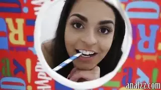 رجل خدود كبيرة جدًا يسود ويملأ المرأة السمراء