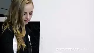 هي تتحكم وتضاجع رجالًا متعددين