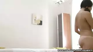 فقط جماع دون توقف: القذف داخل كسها الصغير