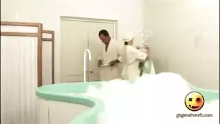 سكس أجنبي: حورية أوكرانية تتعرى وتنيك بقوة في الحوض
