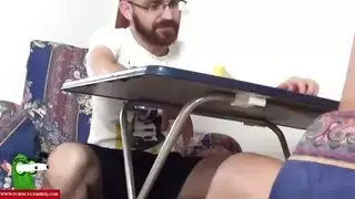 تركب زبه الصلب على الكرسي حتى تئن