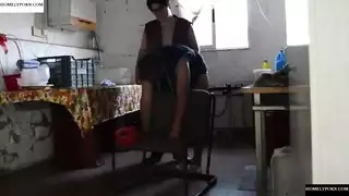 يركب كسها على الكرسي و ينيكها بقوة كبيرة و يشعوطها