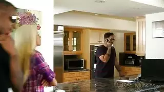 زوجة مشتاقة للزب الاسود تتناك به و زوجها يشاهد