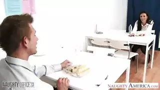 ضرب على المكتب: جنس مكتبي ساخن بحركات بورنو مجنونة
