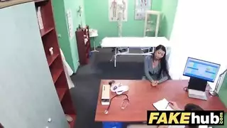 رعب المعطف الأبيض طبيب يأخذ الممرضة بقوة على طاولة الفحص