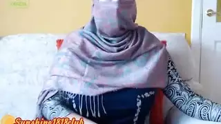 ويب كام إباحي: فتاة محجبة تكشف عن أثدائها الطبيعية الضخمة
