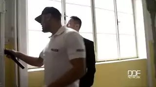 مضيفة جوية في عصابة جنسية: كس محلوق وطيز مملوءة بالسائل المنوي