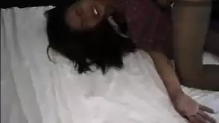 فتاة هاوية تلتقط أوضاعًا صريحة للكاميرا